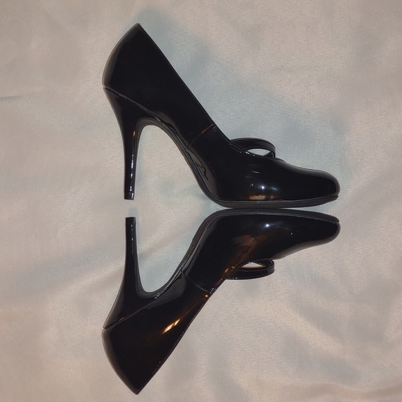 𝅺American Eagle Black Closed Toe High Heels - Picture 3 of 8